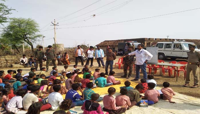 डकैतों के गढ़ में पाठा की पाठशाला, इस मुहीम की हो रही सराहना