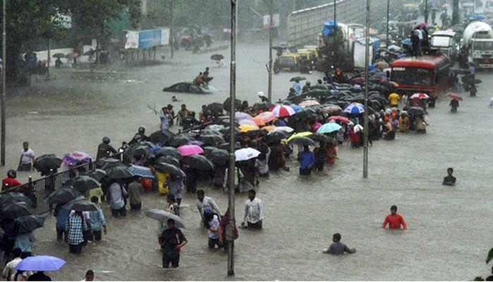 मुंबई में हाई अलर्ट जारी: भीषण बारिश से पानी-पानी हुई मायानगरी
