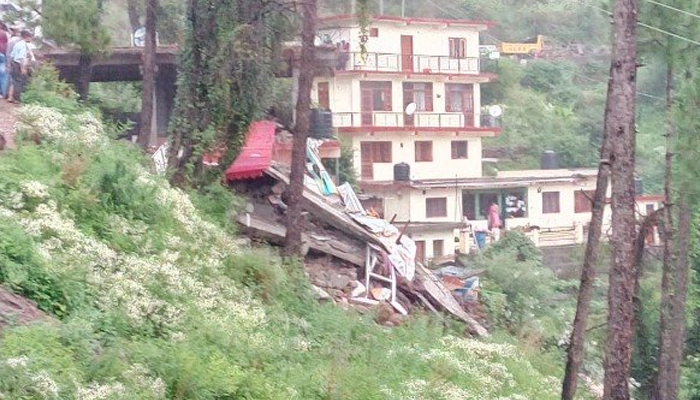 हिमाचलः सोलन में इमारत गिरी, 3 शव निकाले, 25 के दबे होने की आशंका