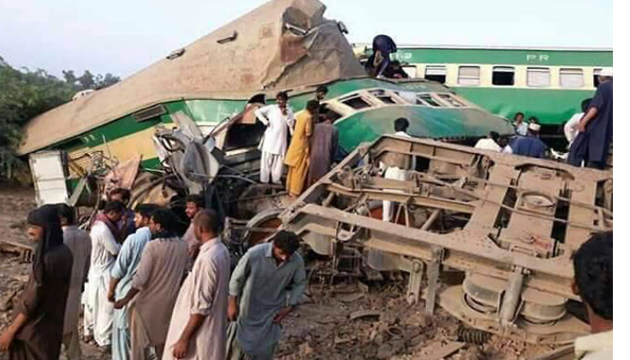 बड़ा ट्रेन हादसा: ट्रेन ने मालगाड़ी को मारी टक्कर, 21 की मौत और 89 घायल