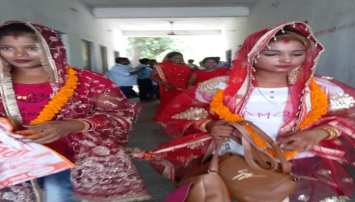 वाराणसी: दो लड़कियों ने आपस में रचाई शादी, मंदिर के पूजारी ने बताई पूरी कहानी