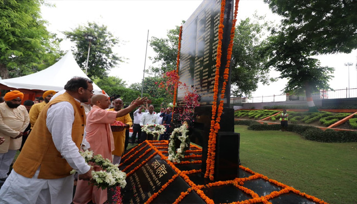 कारगिल विजय दिवस के मौके पर शहीदों को श्रद्धांजलि देने आए CM योगी व राम नाईक, देखें तस्वीरें