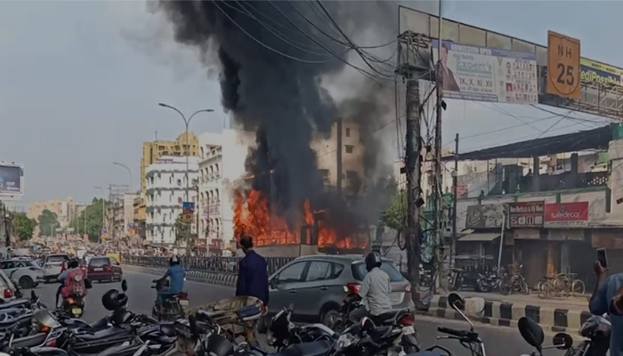 लखनऊ : हुसैनगंज चौराहे के पास एक बस में लगी भीषण आग