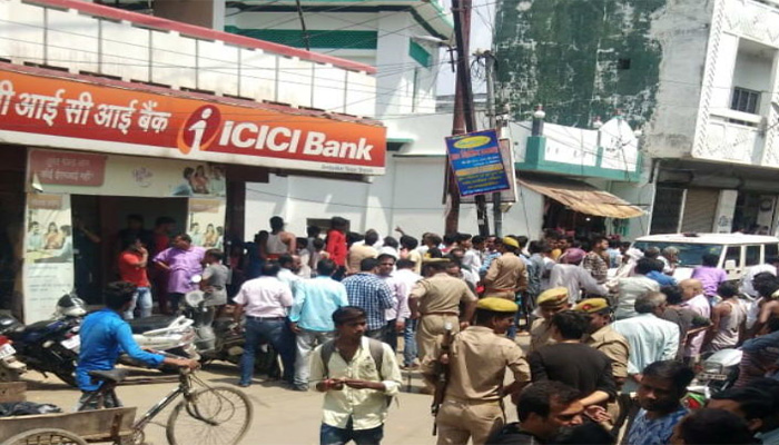 ICICI में लाखों की लूट: फिल्मी अंदाज में बैंक पहुंचे बदमाश, ऐसे दिया घटना को अंजाम