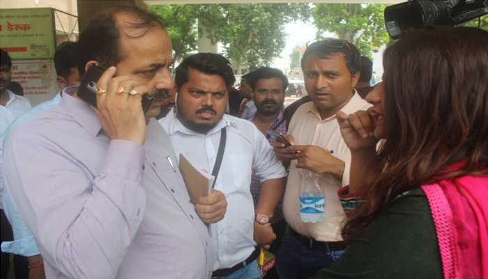 उन्नाव कांड: CBI पहुँची ट्रामा सेंटर, नारी सम्मान समिति के लोगों ने दिया धरना