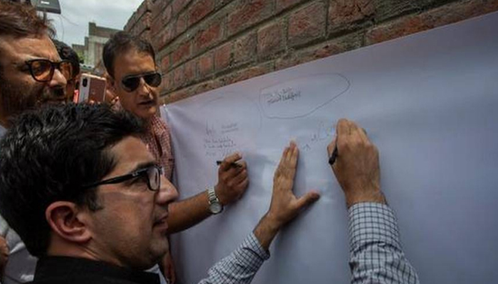 कश्मीर का खौफ: नेता जी भाग रहे थे छोड़कर देश, धरे गए एयरपोर्ट पर
