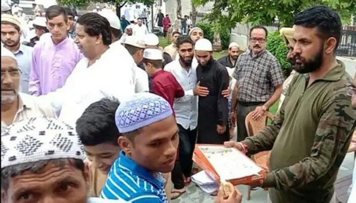 जम्मू-कश्मीर में अमन की ईद, सुरक्षाबलों से गले मिल खिलाई गई मिठाई
