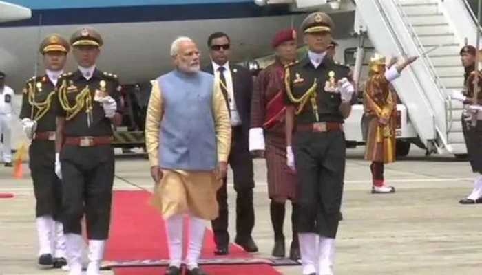 भूटान पहुंचे पीएम मोदी, एयरपोर्ट पर मिला गार्ड ऑफ ऑनर