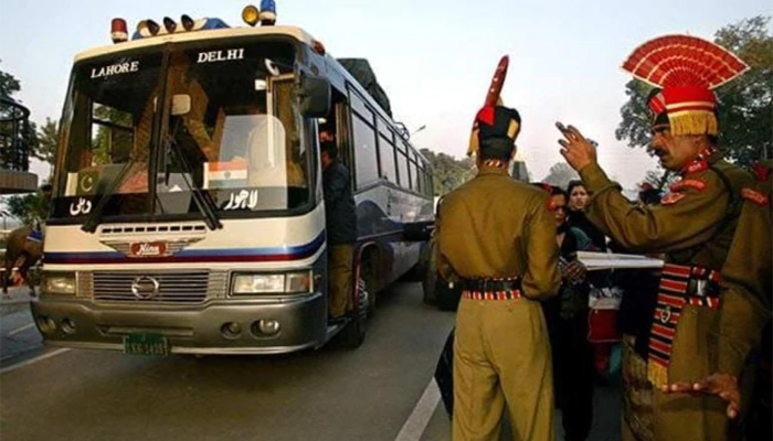 आर्टिकल 370 पर बौखलाए PAK ने बंद की दिल्ली-लाहौर बस सर्विस