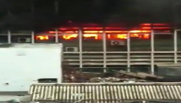 दिल्ली एम्स में आग का तांडव, इमरजेंसी वार्ड हुआ बंद, दमकल की 40 गाड़ियां मौजूद