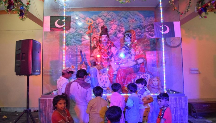हिंदू घर पाकिस्तानी झंड़ा: मंदिरों में देवी देवता, छत पर दुश्मन देश का ध्वज