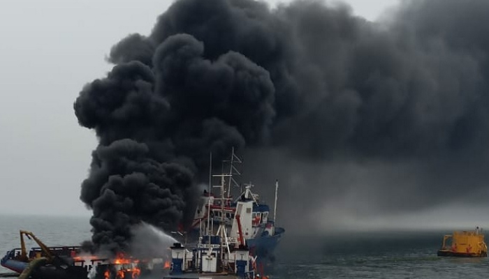 विशाखापट्टनम: समुद्री जहाज में अचानक लगी भीषण आग, लोगों की ऐसे बची जान