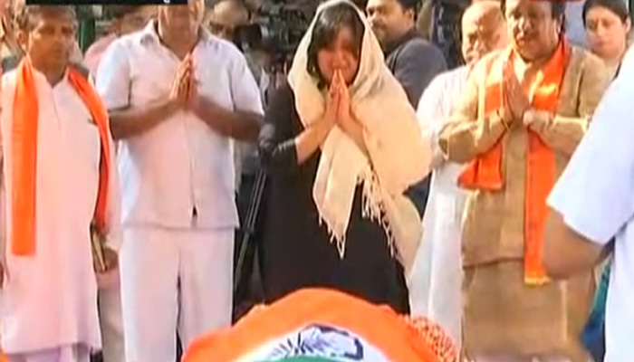 RIPSushmaSwaraj: पंचतत्व में विलीन हुई सुषमा स्वराज