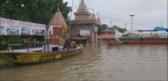 वाराणसी: सैलाब का सितम, खतरे के निशान से ऊपर बह रही गंगा, देखें तस्वीरें