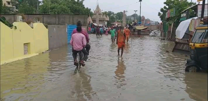 वाराणसी: सैलाब का सितम, खतरे के निशान से ऊपर बह रही गंगा, देखें तस्वीरें