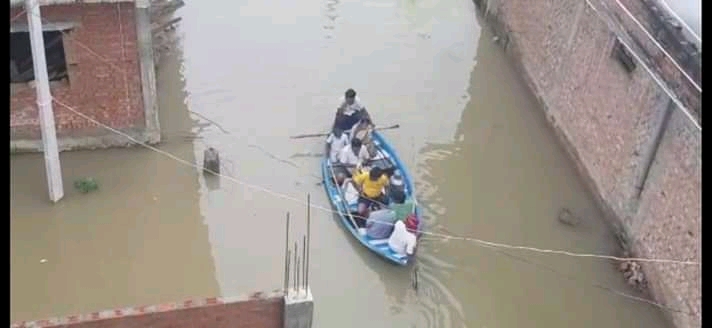 वाराणसी: सैलाब का सितम, खतरे के निशान से ऊपर बह रही गंगा, देखें तस्वीरें