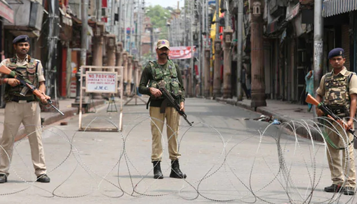 कश्मीर में कर्फ्यू: आतंकी खतरे को लेकर सेना हाई अलर्ट पर
