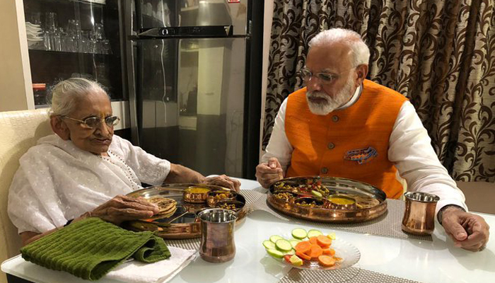 जन्मदिन के मौके पर मां से मिले PM मोदी, साथ खाया खाना, लिया आशीर्वाद