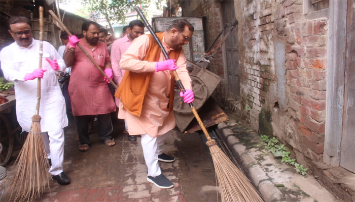 स्वच्छता अभियान के तहत सुरेश कुमार खन्ना ने लगाई झाड़ू