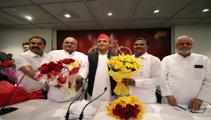 SP में शामिल हुए BSP के पूर्व अध्यक्ष दया राम पाल, अखिलेश ने किया स्वागत
