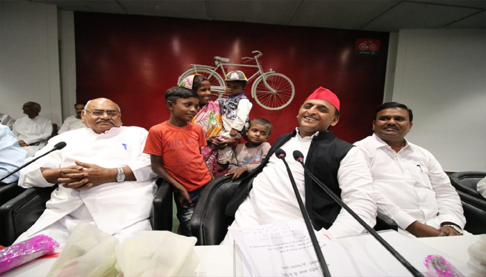 SP अध्यक्ष अखिलेश यादव ने नोटबंदी के दौरान पैदा हुए खजांची से पत्रकारों से परिचित कराया