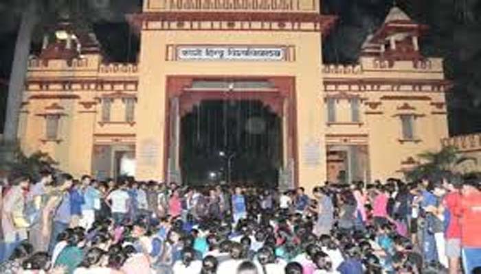 बीएचयू प्रकरण: लम्बी छुट्टी पर भेजे गए प्रोफेसर चौबे, छात्राओं का धरना समाप्त