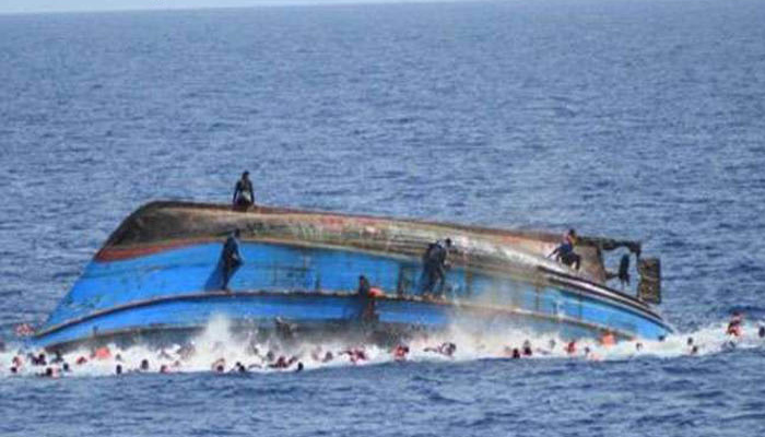भयानक हादसा: अभी-अभी अचानक पलटी 20 लोगों से भरी नाव
