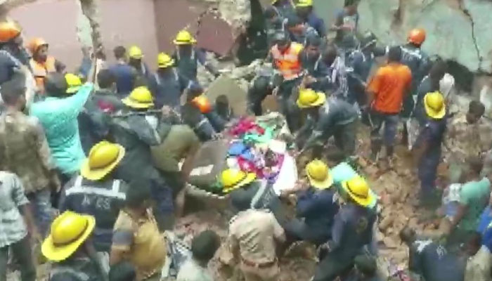 अहमदाबाद में गिरी तीन मंजिला इमारत, 1 की मौत, मचा हाहाकार