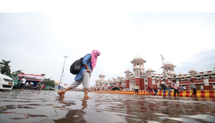 तेज बारिश के बाद चारबाग रेलवे स्टेशन पर हुआ जलभराव, देखें तस्वीरें