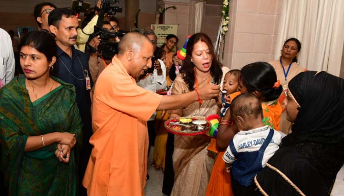 पोषण माह: CM योगी ने अपने आवास पर बच्चों का अन्नप्राशन कराकर किया शुभारम्भ