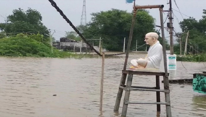 बाढ़ में सब डूबा! बस सबके प्यारे गांधी को नहीं होने दिया कुछ भी