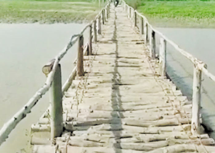 ग्रामीणों ने खुद ही बना डाला लकड़ी का पुल