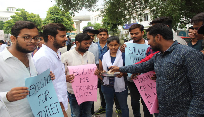 एलयू के छात्राओं ने कॉलेज में समस्याओं को लेकर कैंपस के अंदर मांगी भीख