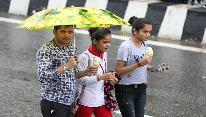 राजधानी लखनऊ में सुबह से हो रही तेज बारिश, देखें तस्वीरें