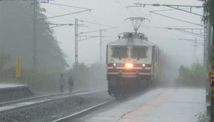 भीषण बारिश: 24 घंटे का हाई अलर्ट जारी, रद्द की गयी कई खास ट्रेने