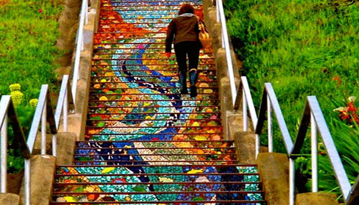 इन सीढ़ियों को देखकर नहीं करेगा चढ़ने का दिल, इसकी कलाकृतियां मोह लेगी मन