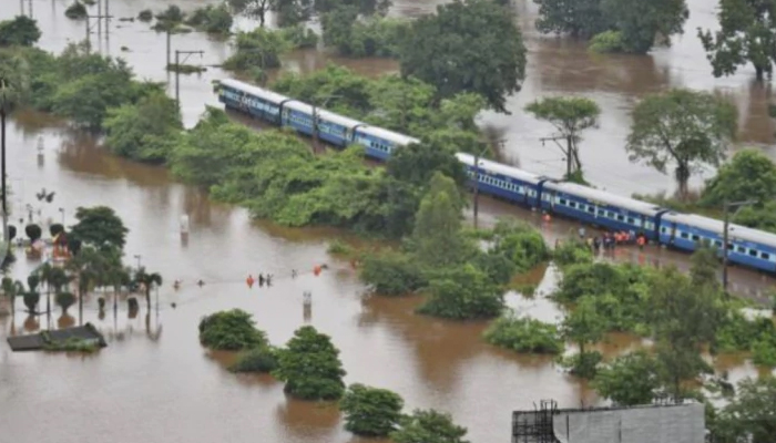 MP में भारी बारिश, मुंबई-दिल्ली रेल मार्ग बंद, रास्ते में रूकी राजधानी समेत कई ट्रेनें