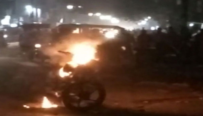 भयानक हादसा: चलती बाइक में लगी आग, नन्ही चीखें और तबाह हो गया परिवार