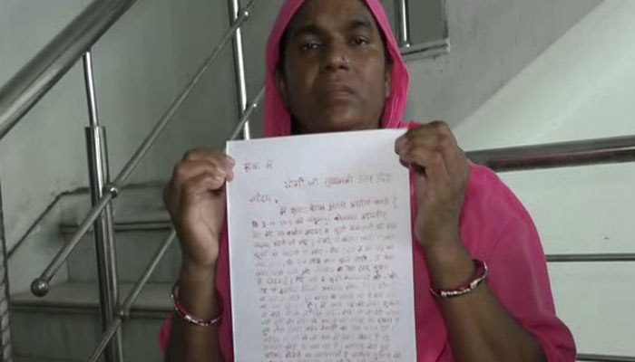 महिला ने मुख्यमंत्री को खून से लिखी चिट्टी, पुलिस उत्पीड़न से थी परेशान