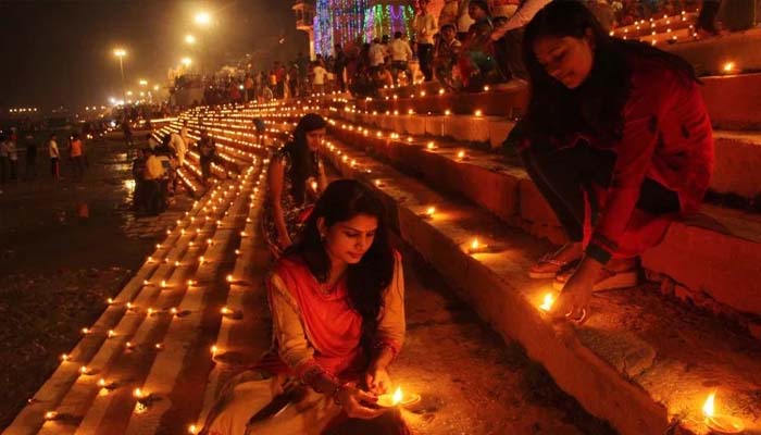 दीपावली: 8 लाख दीयों से जगमग होंगे गंगा घाट, नावों को भी दिया जाएगा नया लुक