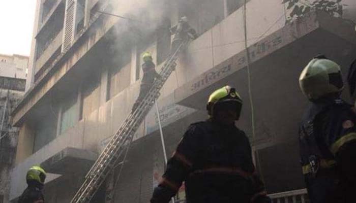 मुंबई: ड्रीमलैंड सिनेमा के पास इमारत में लगी भीषण आग, 8 लोगों को किया गया रेस्क्यू