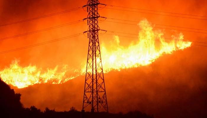भीषण आग से तबाही: लाखों लोगों को बचाया गया, हर घंटे जल रहा 800 एकड़ क्षेत्र