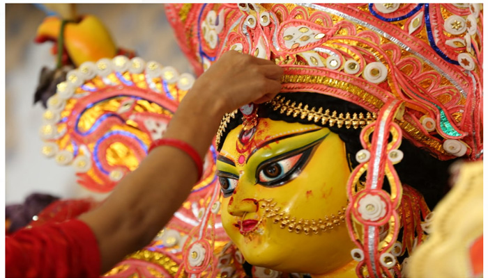 दुर्गा पूजा: तस्वीरों में देखें रविंद्रपल्ली में सिंदूर खेला खेलती महिलाएं