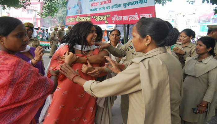 सपा महिला समर्थकों ने पुष्पेंद्र हत्याकांड की CBI जांच को लेकर गांधी प्रतिमा पर किया प्रदर्शन