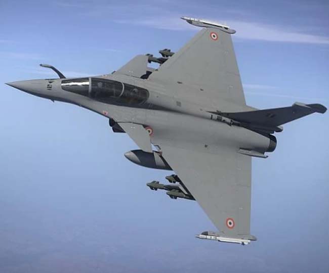 Rafale Fighter Plane किन खूबियों से लैस है, Rajnath Singh in France to receive Rafale