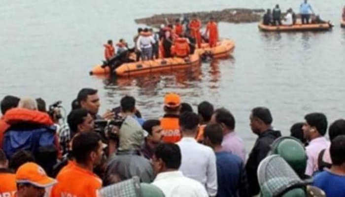 भीषण हादसा: महानंदा नदी में पलटी 60 लोगों से भरी नाव, कई की मौत