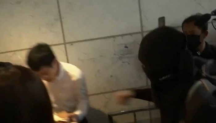 VIDEO: हांगकांग में चीनी अधिकारी को पड़े मुक्के, दिया था विवादित नारा