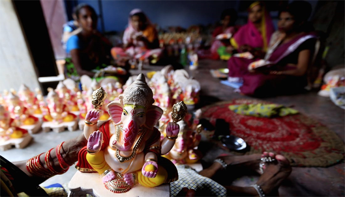HappyDiwali2019: दीवाली से पहले लक्ष्मी-गणेश की मूर्ति बनाते कारीगर