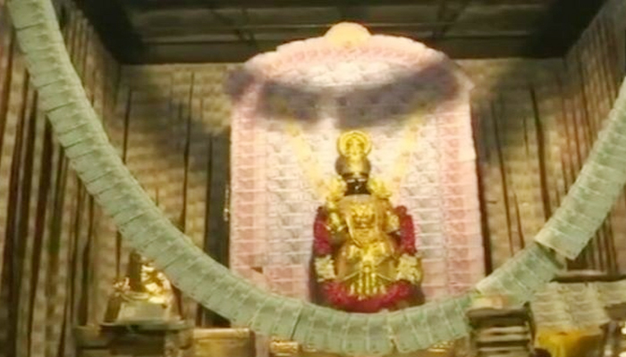 नवरात्र की धूम! इस दुर्गा प्रतिमा पर 4 किलो सोना और 2 करोड़ का हार