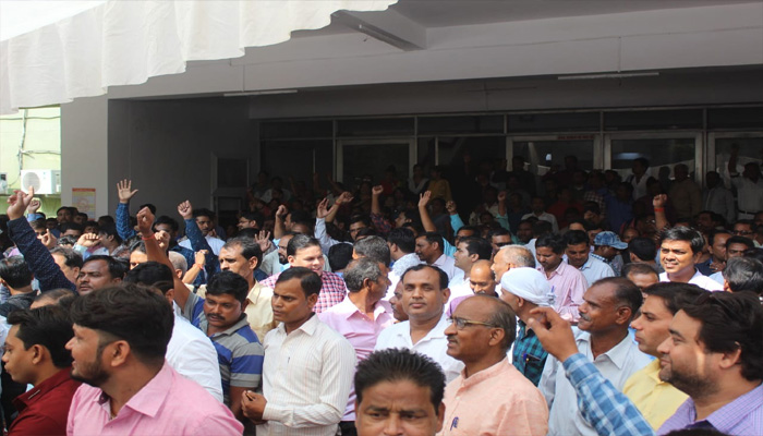 यूपी को-ऑपरेटिव कर्मचारी संघ ने प्रदेश सरकार की नीतियों को लेकर किया प्रदर्शन